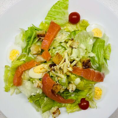 Салат Цезарь с лососем в Точка еды по цене 439 ₽