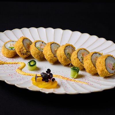 Жареный ролл с креветкой и авокадо в Эндорфин по цене 930 ₽