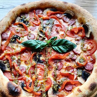 Пицца с охотничьими колбасками в Дачные сезоны по цене 1050 ₽