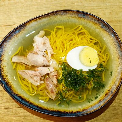 Суп куриный с домашней лапшой и яйцом в Papa Hop по цене 250 ₽