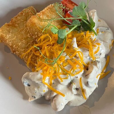 Куриное филе с шампиньонами и драниками в Бекки бар по цене 550 ₽