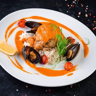 Треска со сливочным рисом и соусом карри в Catch по цене 38 р.