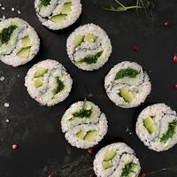 Инь и ян с огурцом и чукой в Panda Sushi