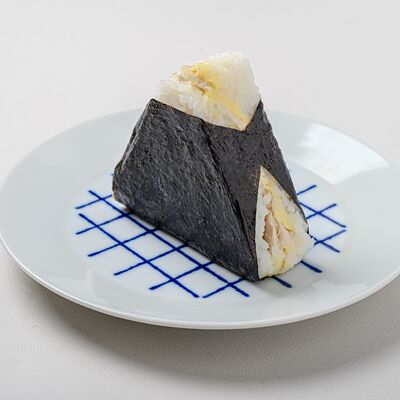 Онигири с курицей в NYUSURI корейская кухня по цене 300 ₽