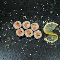 Ролл со спайси-лососем в Sushi Yamazaki Pizza