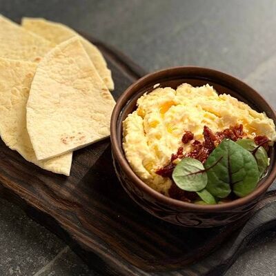 Намазка из плавленого сырка, печенного чеснока и яйца с лепешкой в Черная река по цене 370 ₽