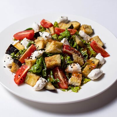 Салат с хрустящими баклажанами в СВОЯ КУХНЯ по цене 598 ₽