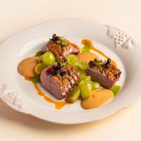 Утиное филе с ферментированным виноградом и абрикосовым соусом в Mouflon