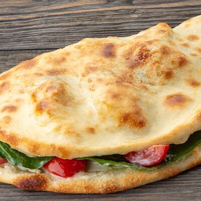 Пицца-сэндвич с разным сыром и шпинатомв Чили пицца по цене 540 ₽