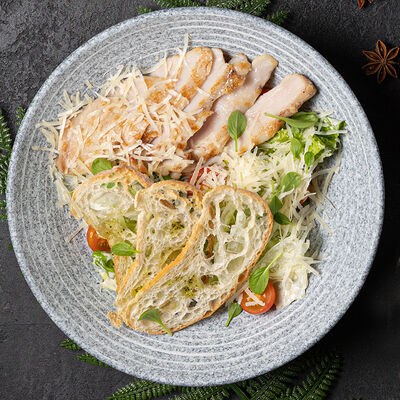 Доставка Салат Цезарь с креветками в Library по цене 790 ₽