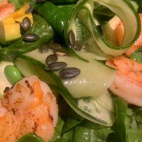 Очень зеленый салат с креветками в Улитка