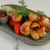 Шашлык из куриных бедер с овощами гриль в Раковарня Где раки по цене 1020