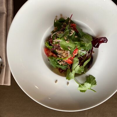 Салат из помидоров с киноа в Wine room gallery по цене 570 ₽