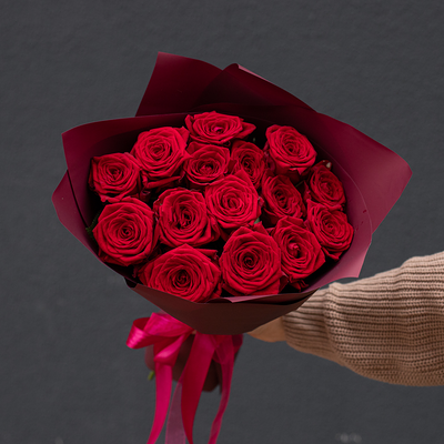 Букет из роз Ред Наоми 15 шт в Пышно Расцвели по цене 4900 ₽