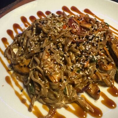 Соба с курицей в сливочном соусев Два брата по цене 399 ₽