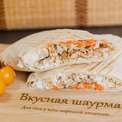 Шаурма в томатном лаваше в Вкусная шаурма по цене 345 ₽