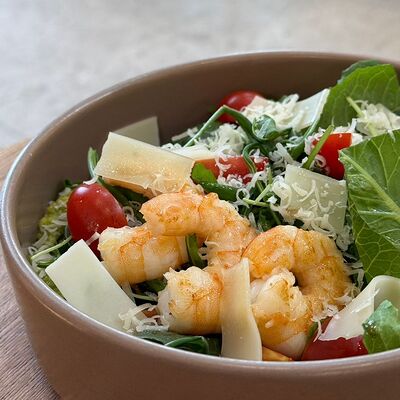Салат с креветками и пармезаном в Krems по цене 930 ₽