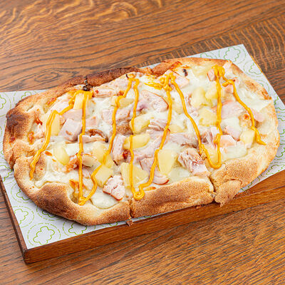 Пинса с копчёной курицей и ананасом в Жуй по цене 33 р.