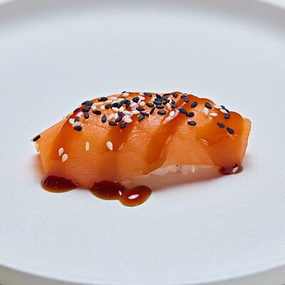 Нигири с лососем в Икра по цене 260 ₽