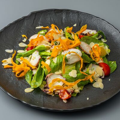 Салат с осьмином, творожным сыром и чипсами из бататав Шато Винтаж по цене 990 ₽