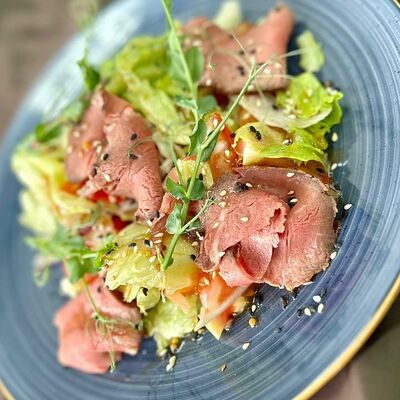 Салат с ростбифом в Сели&Поели по цене 575 ₽