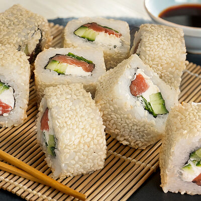 Роллы Филадельфия в кунжуте в Yorokobi по цене 520 ₽