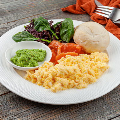 Глазунья или скрэмбл с лососем и гуакамоле в Трапезная по цене 610 ₽