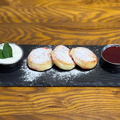 Сырники с клюквенным соусомв Хосперкафе бульвар по цене 350 ₽