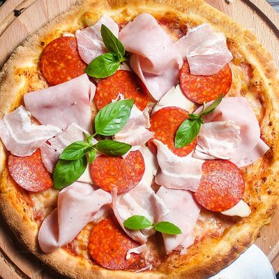 Пицца Четыре Мяса в Капуцин Кирова по цене 760 ₽