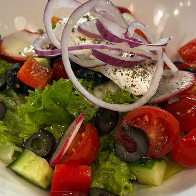 Овощной салат на греческий манер в Эник Беник по цене 560 ₽