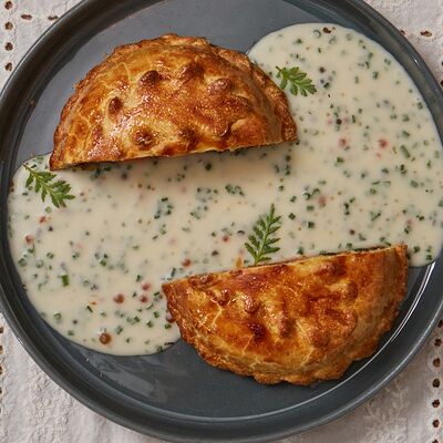 Кулебяка с палтусом и лососем, грибами и икорным соусомв Банщики по цене 1680 ₽