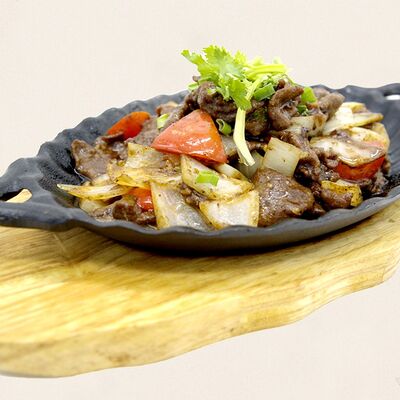 Говядина на раскалённой сковороде с пряным и острым перцем в Золотая панда по цене 2206 ₽