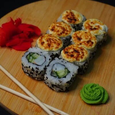 Запеченный ролл с креветкой в Yo! Sushi по цене 560 ₽