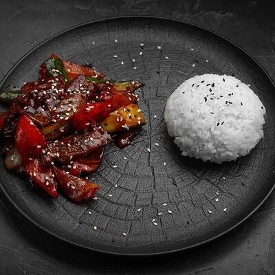 Wok с говядиной в соусе Хойсин в Хочука по цене 720 ₽