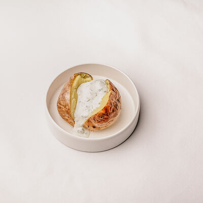 Картофель печеный с соусом дзадзики в Клёво по цене 350 ₽