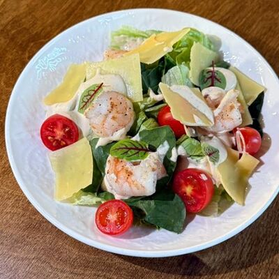 Салат Цезарь с креветкой в Cook cafeshop по цене 950 ₽
