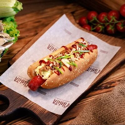 Хот-дог с рваной свининой и куриной колбаской в Пинта по цене 439 ₽