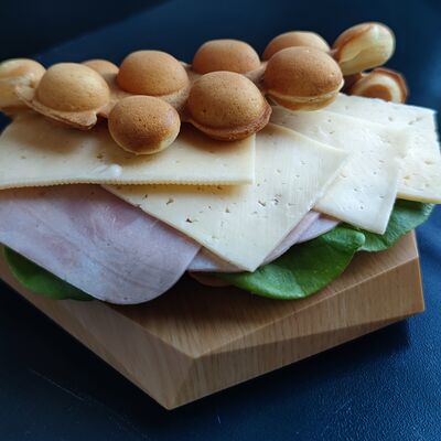 Вафля с ветчиной и сыром в Булочка с корицей по цене 395 ₽