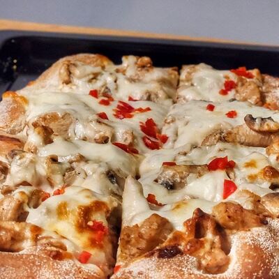 Пицца Жюльен с курицейв Три бобра по цене 720 ₽