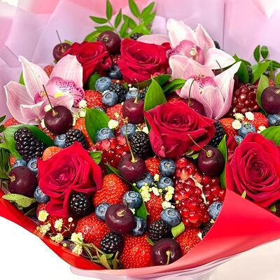 Ягодный букет с розами и орхидеями в Buketonline - Съедобные букеты и клубника в шоколаде по цене 10670 ₽