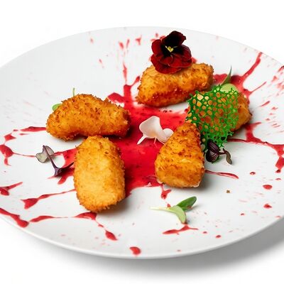 Фермерский сыр в кляре с ягодным соусом в PlutuS Resto Club по цене 290 ₽