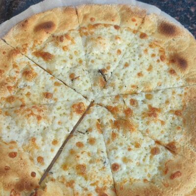 Фокачча с тимьяном, розмарином и сыром моцарелла в Маск по цене 275 ₽