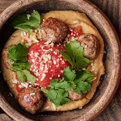 Кюфта из баранины с теплым хумусом и печеным томатом в Folk по цене 1090 ₽