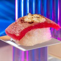 Суши с тунцом обури и трюфельным соусом в Gojira ramen