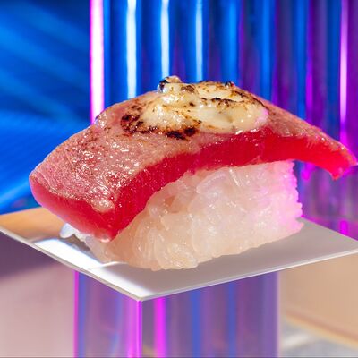 Суши с тунцом обури и трюфельным соусом в Gojira ramen по цене 270 ₽