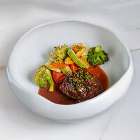 Говяжьи щёки с овощами в Ribs