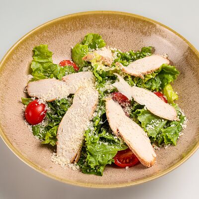 Салат Цезарь с курицей в Семейный ресторан Mr Grek по цене 720 ₽