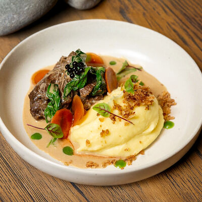 Щёчки телячьи с пюре из картофеля с хрустящим луком и овощами кимчи в Белок по цене 1290 ₽