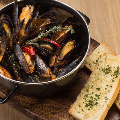 Мидии в томатном соусе с хлебом в Колбасофф по цене 750