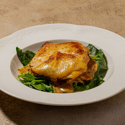 Маринованная в травах грудка цыплёнка с вёшенками и сливочным соусом в Cafe Sisi по цене 840 ₽